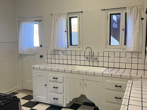 4th image of 213 W Buffalo Ave #2205