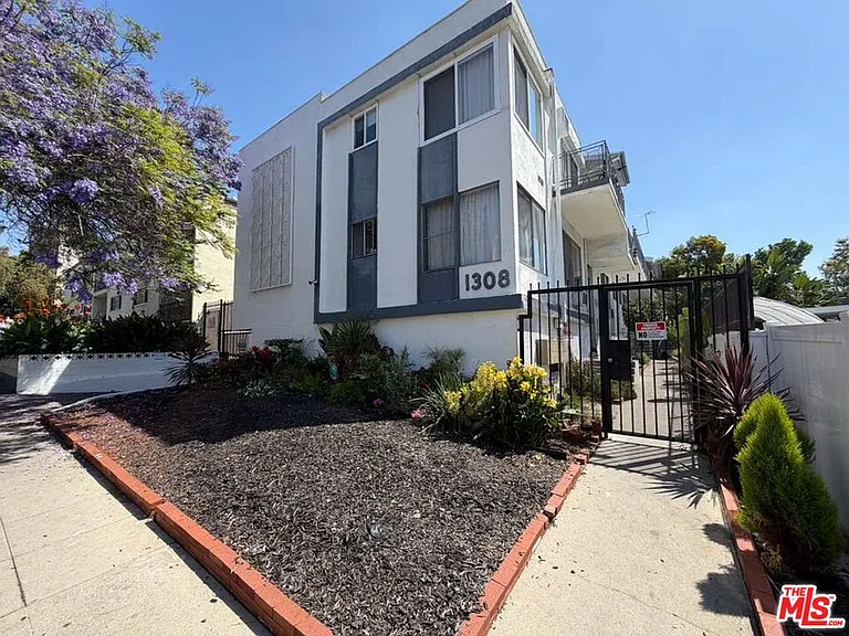 1308 N Poinsettia Pl #8 — Photo 1