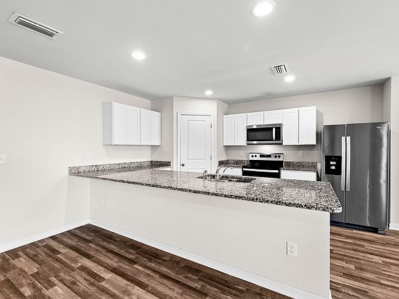 4th image of 671 Whispering Creek Ave