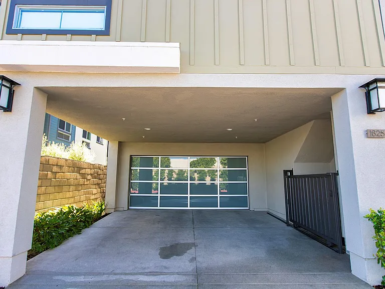 1625 Hampton Dr — Photo 7