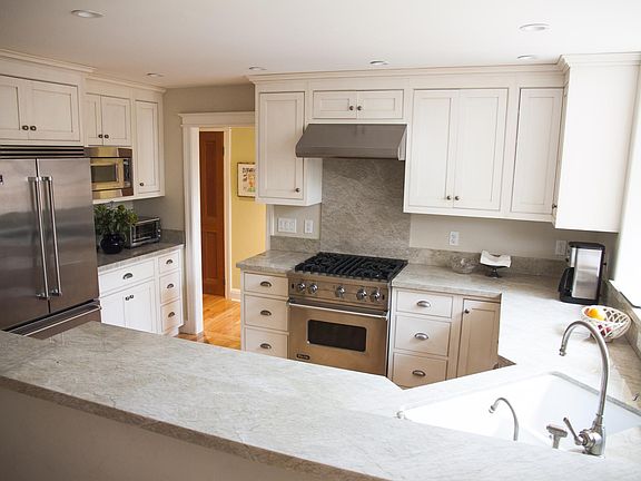 Remodeled Kitchen w/ Viking Appliances, granite counters