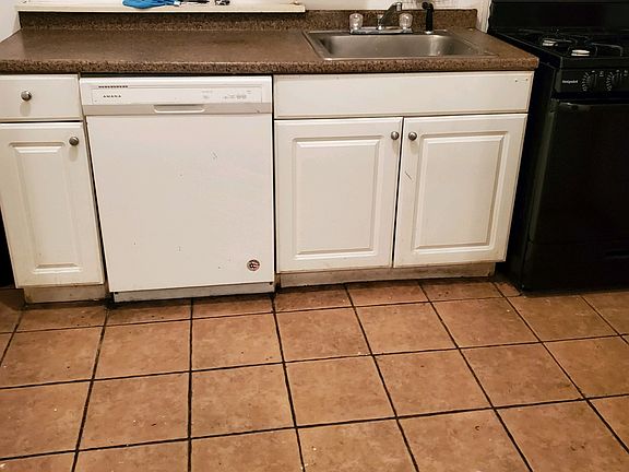 2nd image of 605 Dickinson St Floor 1