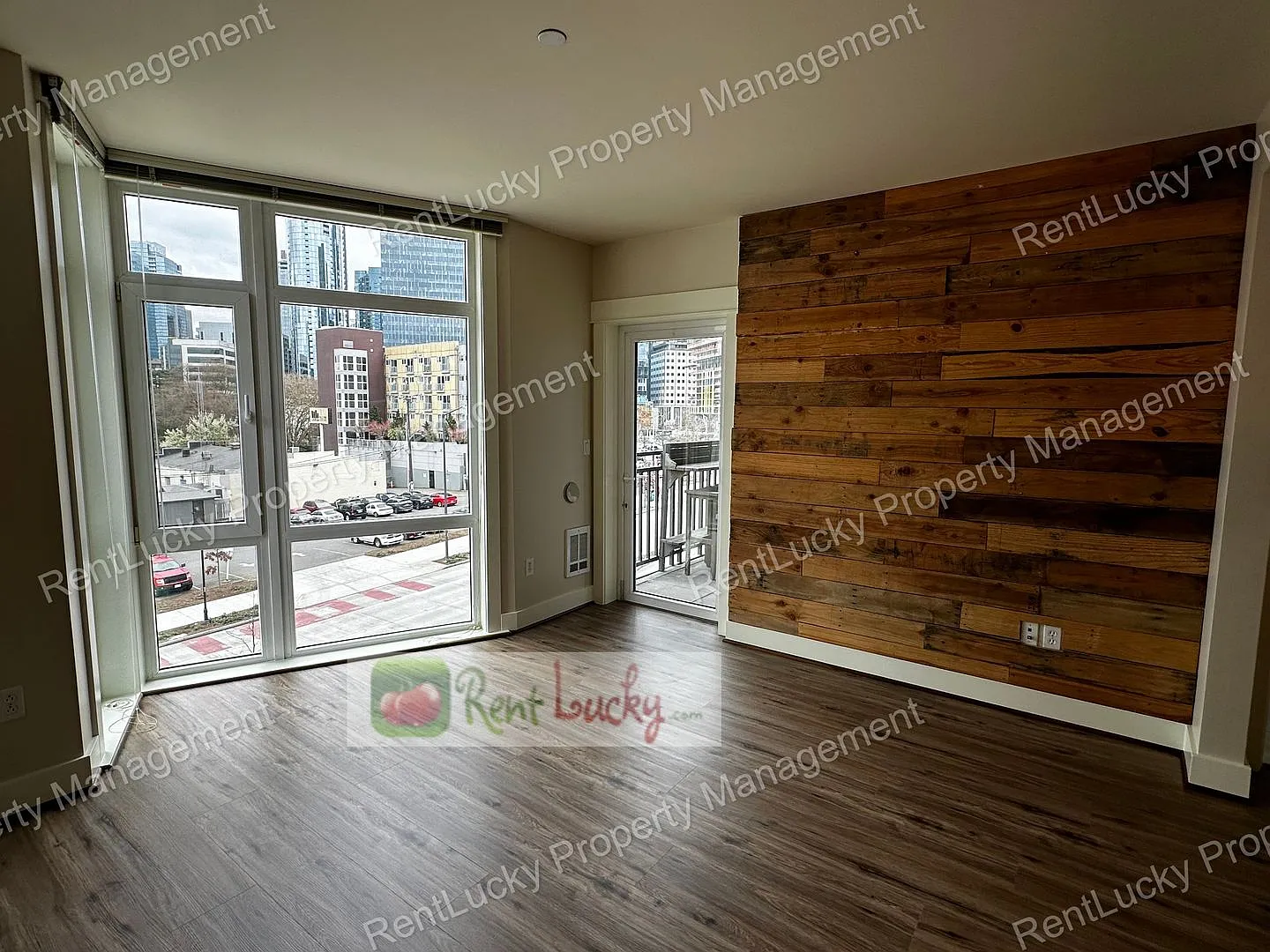 Gorgeous!! 1 Bedroom + 2 Baths + Den W/Secured Parking Spot In Prime Seattle Location! — Photo 3