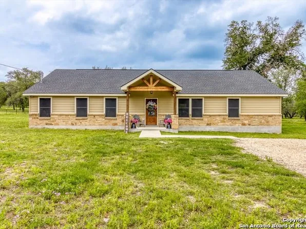 505 County Road 6868 E, Natalia, TX 78059