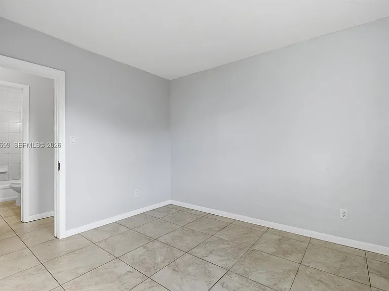533 NW 15th Way — Photo 9