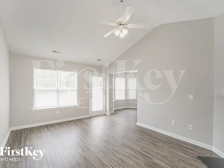 916 Lakehill Rd — Photo 3