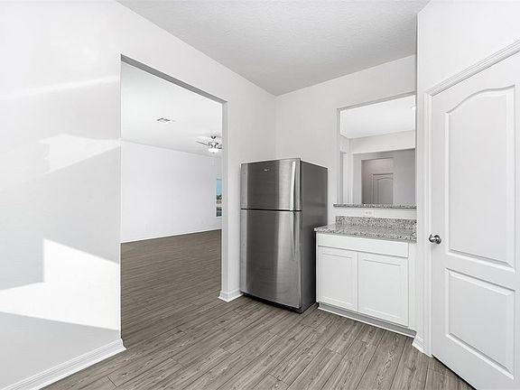 4th image of 3732 Bergamot Blvd