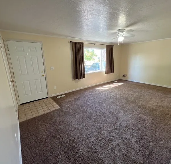 945 S 660 W — Photo 2