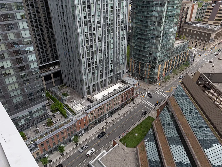 771 Yonge St — Photo 12
