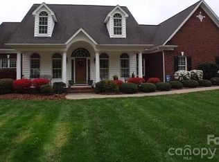 122 Upper Oak Dr, Statesville, NC 28625