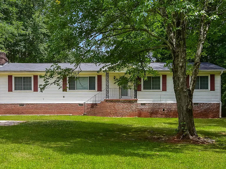 160 Swan Lake Dr — Photo 1