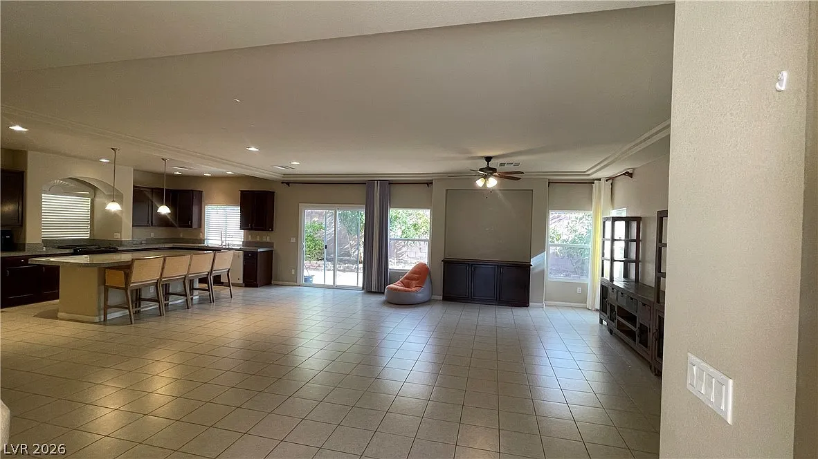 4 bed, 2.5 bath, 2460 sqft, $2,395 — Photo 2