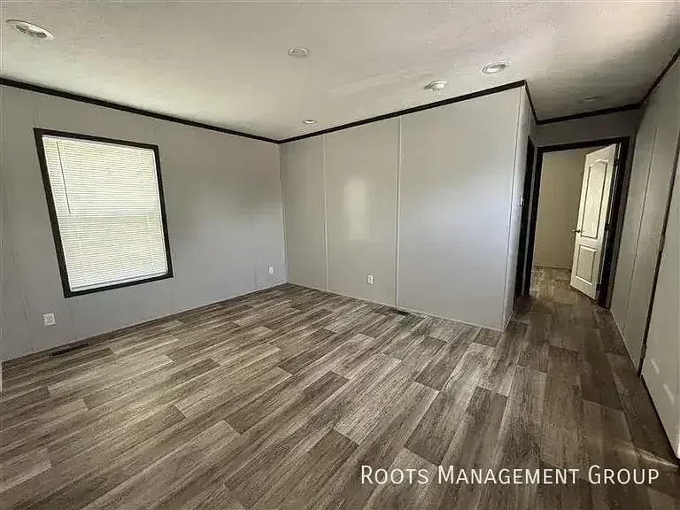 700 E 6th St #8 — Photo 10