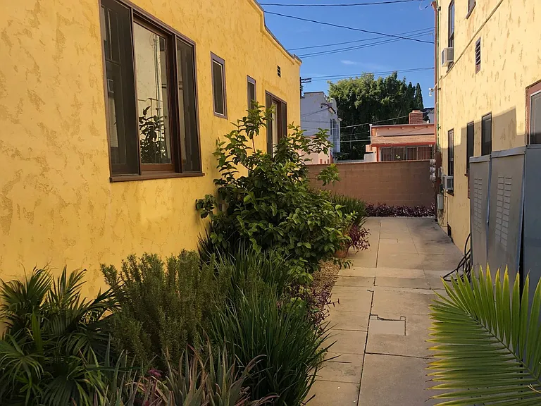 1511 1513 1/2 Rosalia Rd — Photo 15