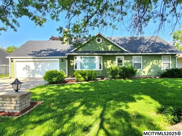 251 Parkridge Dr, Mason City, IA 50401