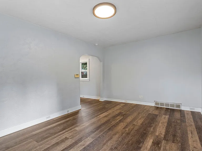 927 N Watts St — Photo 8