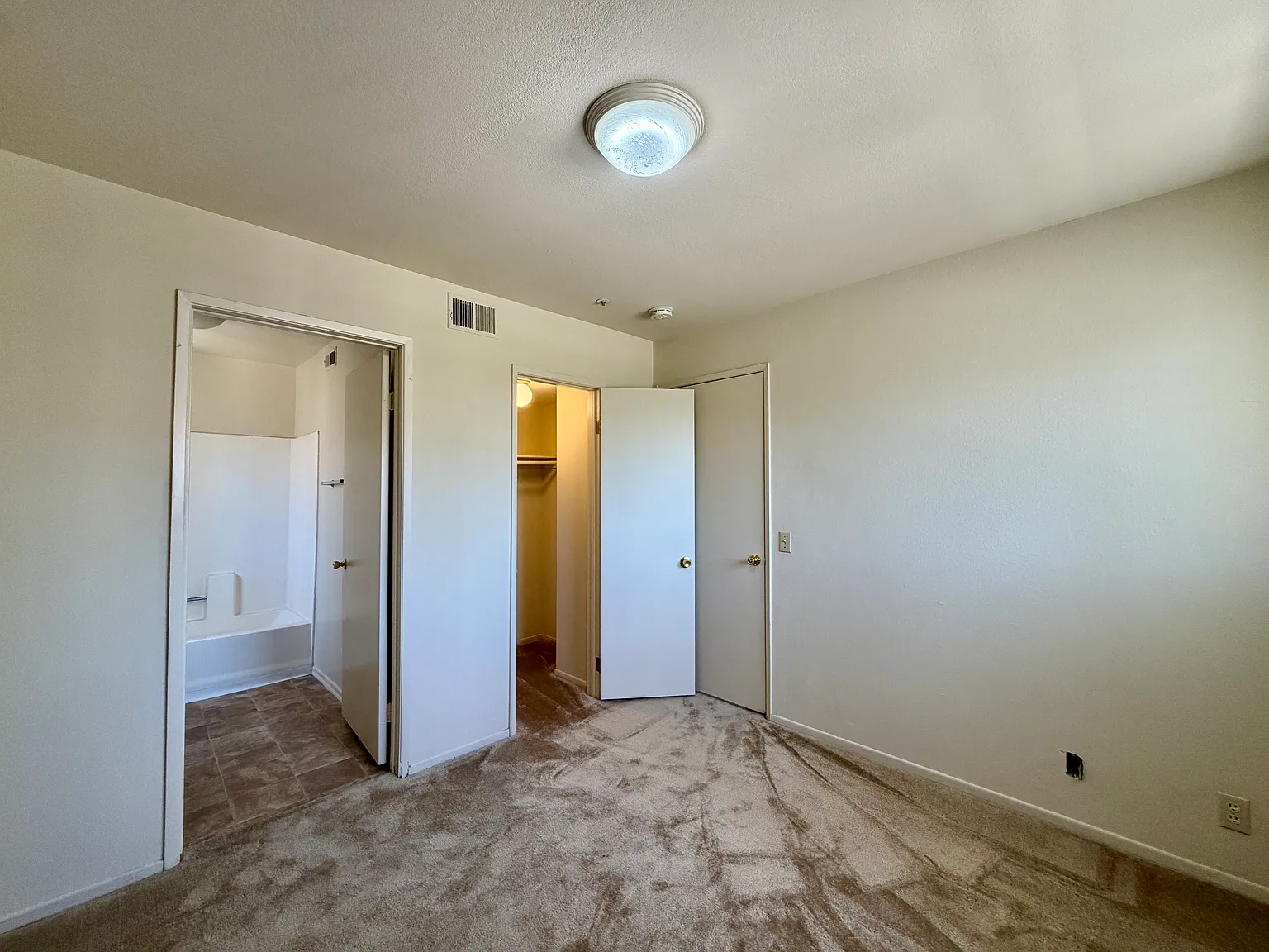 2 bed, 901 sqft, $2,200 — Photo 2