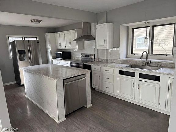 3rd image of 632 Roscoe Ave