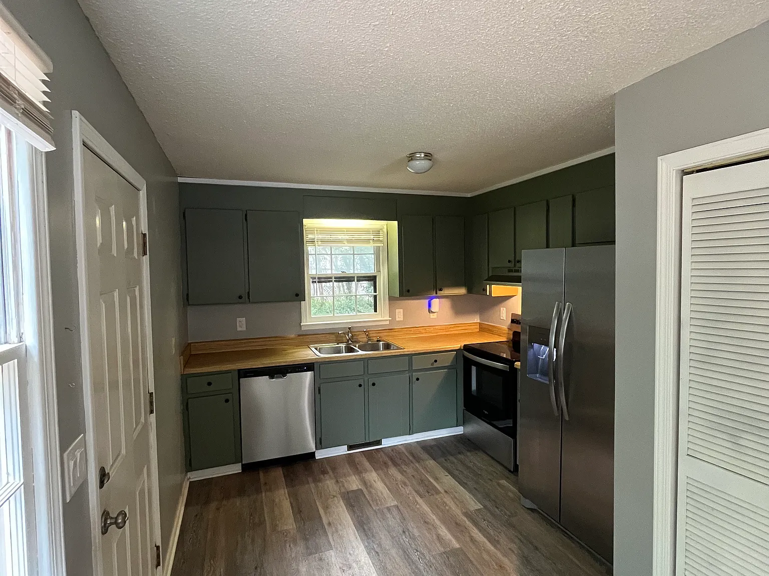 2 bed, 1.5 bath, 950 sqft, $1,300 — Photo 3