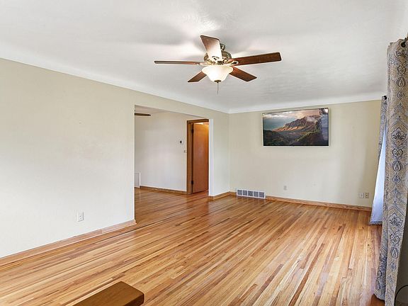 4th image of 1562 Hoyt Ave E
