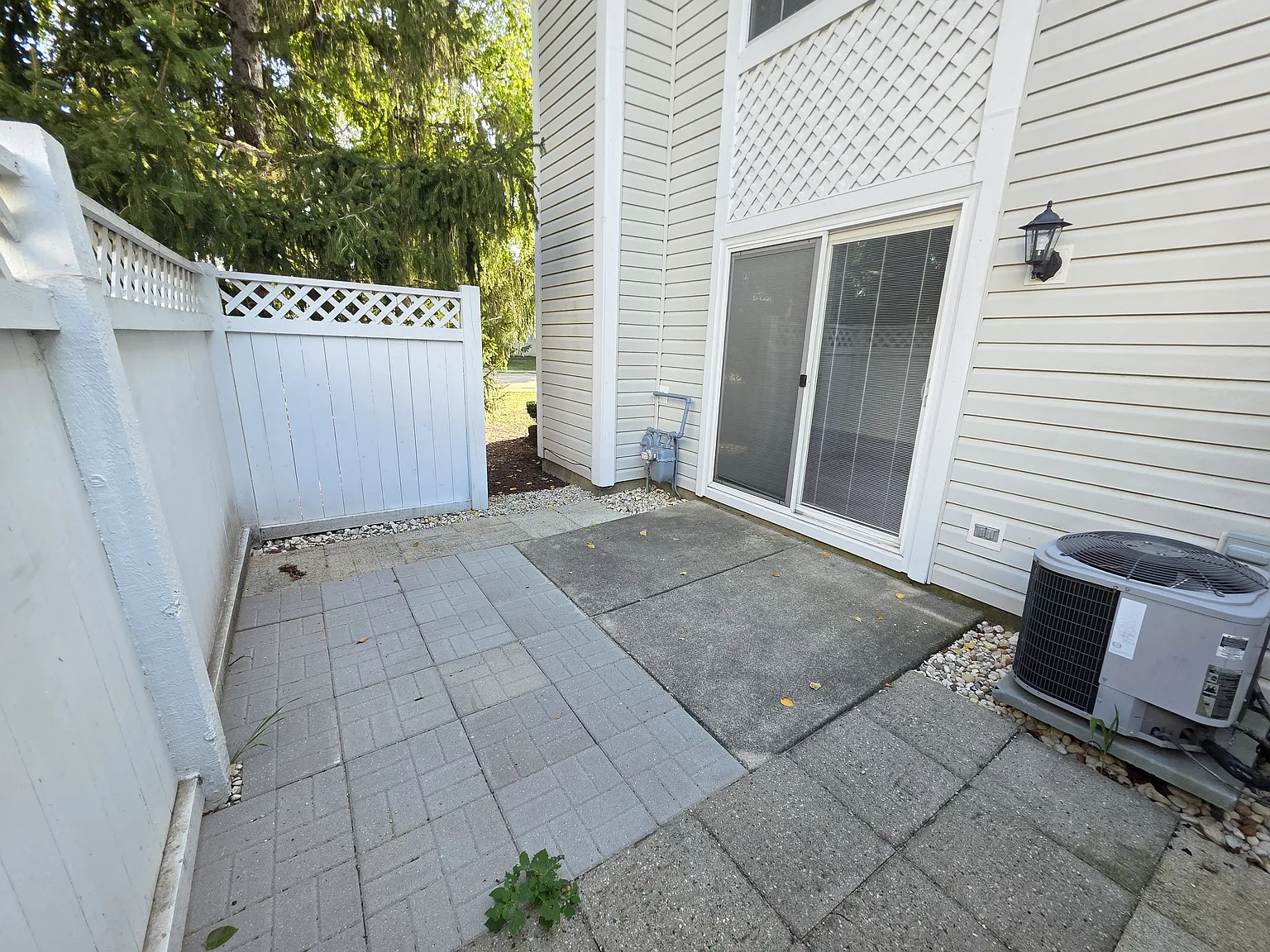 2 bed, 1.5 bath, 1052 sqft, $2,100 — Photo 2