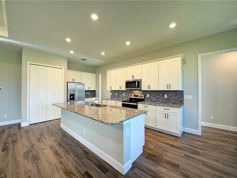 1110 NE 7th Pl — Photo 2