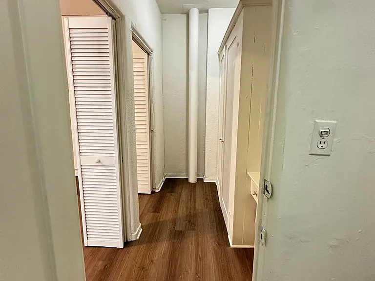 213 S Jackson St — Photo 10
