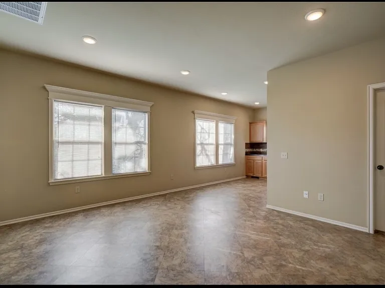 204 W Stonebrook St #204 — Photo 5