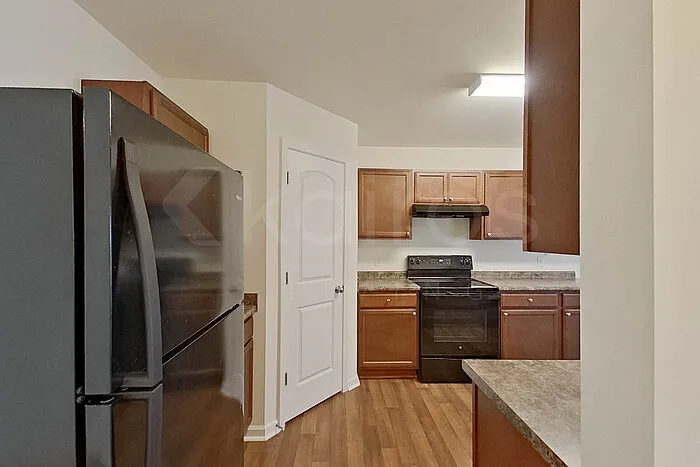 924 Sanford Ln — Photo 9