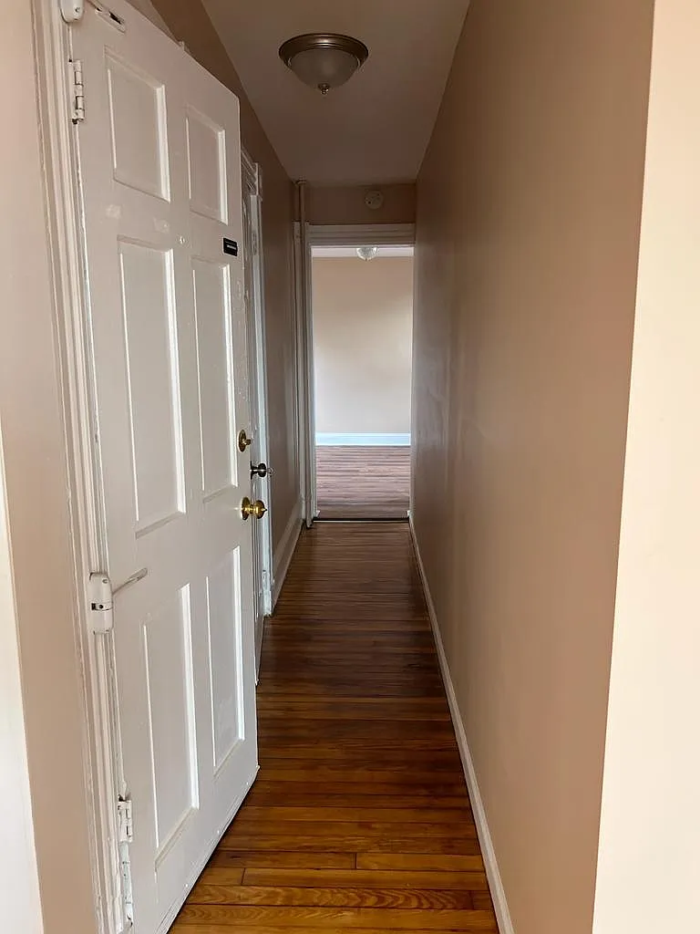 3 bed, 850 sqft, $2,350 — Photo 3