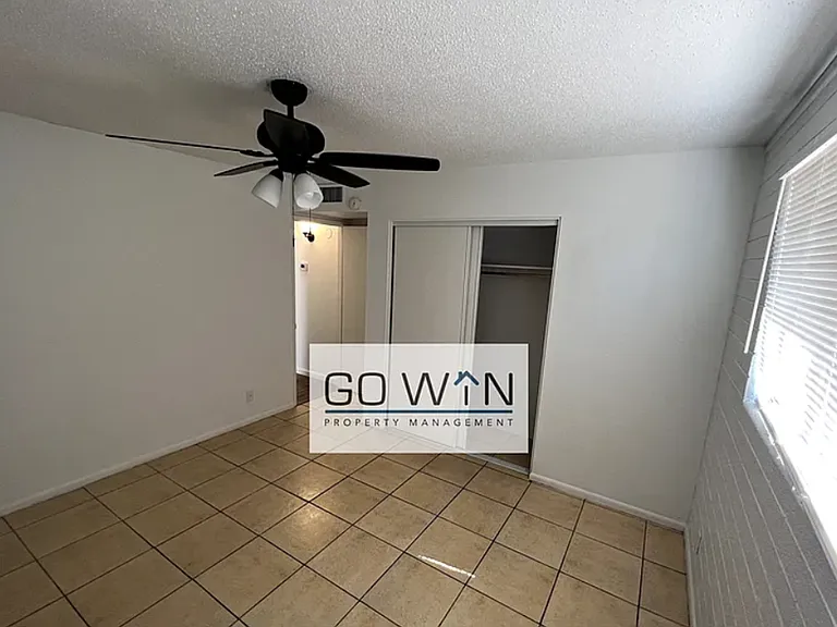 1626 W Denton Ln — Photo 8