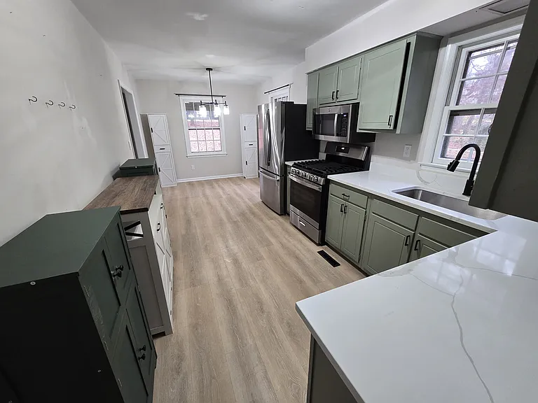 812 Holmes St — Photo 4