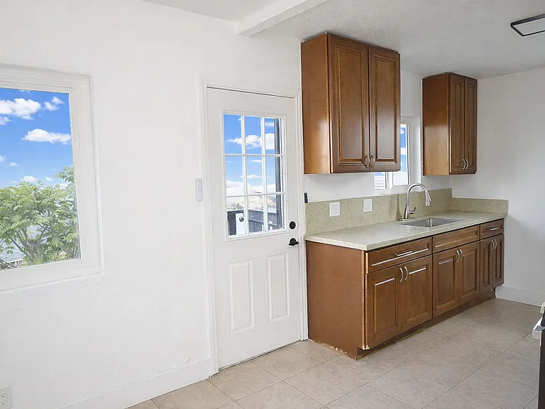 2096 Franklin Ave #A — Photo 7