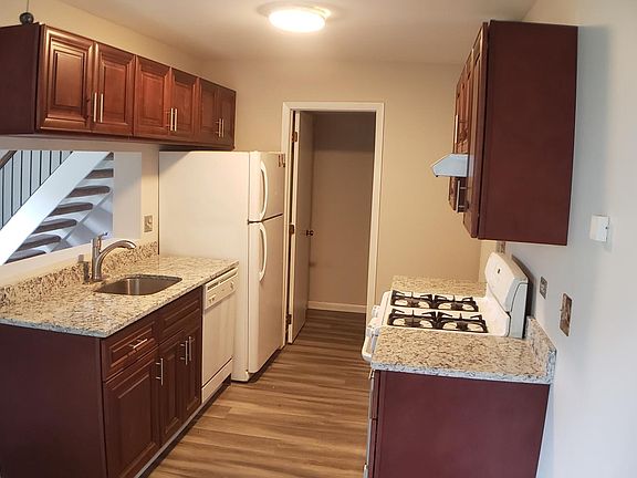 2nd image of 204 Sunset Ct