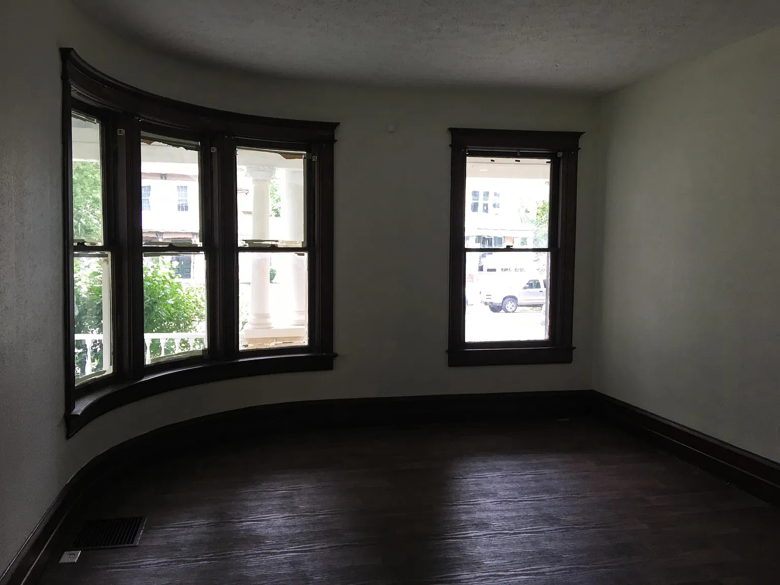 10 bed, 4.5 bath, 1000 sqft, $4,500 — Photo 2