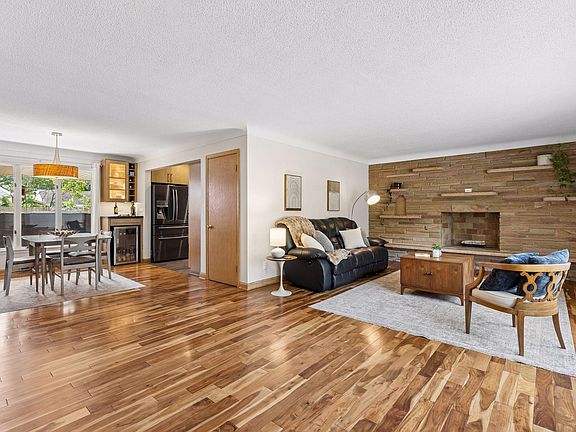 4th image of 2032 Sheridan Ave