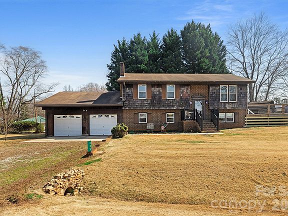 3rd image of 335 Yachtsman Drive