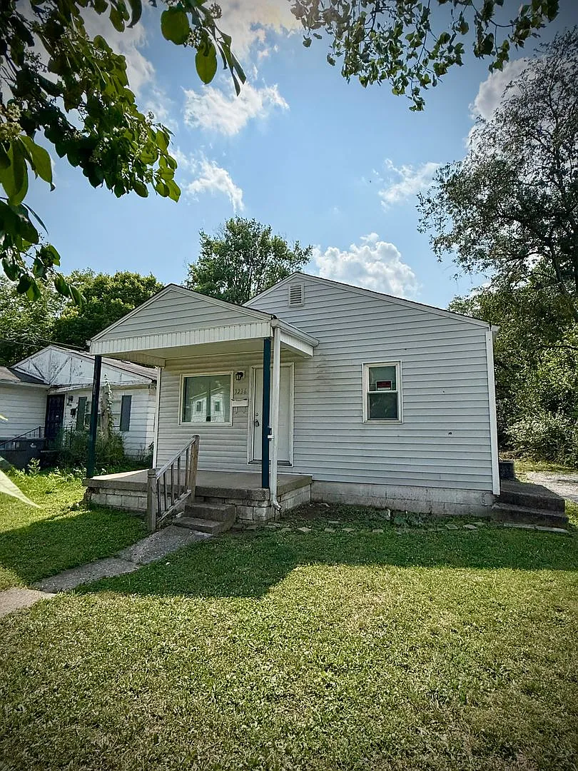 Spacious 3 Bedroom, 1 Bath Home with Basement & Large Backyard — Photo 1