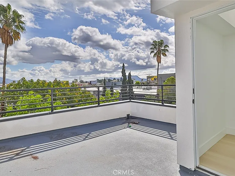 11810 Gilmore St — Photo 35