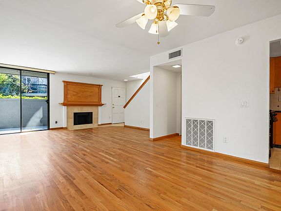 5th image of 23549 Victory Blvd Unit 15