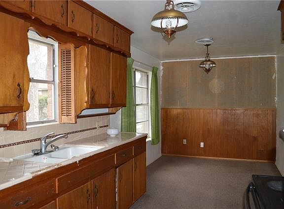 5th image of 305 Victorian Dr