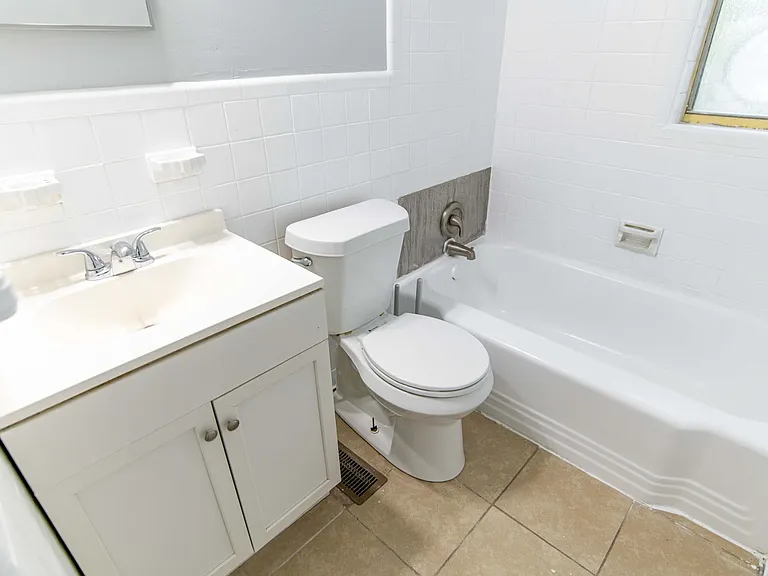 1343 Charlotte St — Photo 14