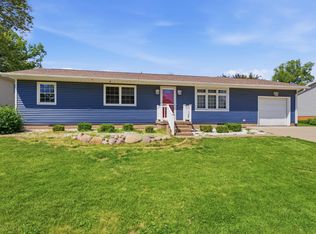 913 Acorn Ln, Muscatine, IA 52761