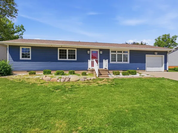 913 Acorn Ln, Muscatine, IA 52761