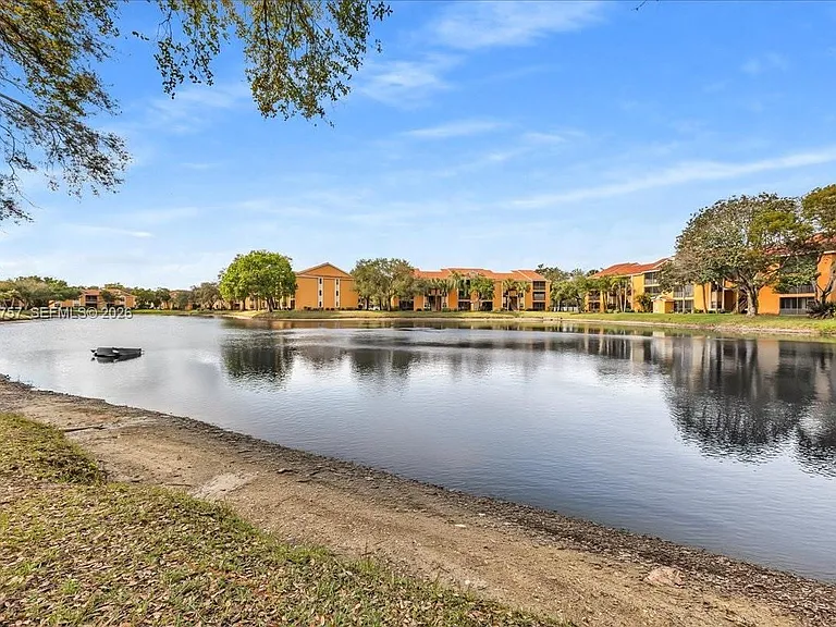 3814 Coral Tree Cir #3814 — Photo 4