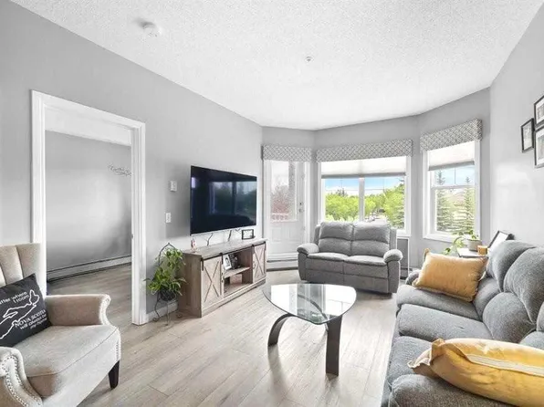 8 E Prestwick Pond Ter SE #220, Calgary, AB T2Z 4P3
