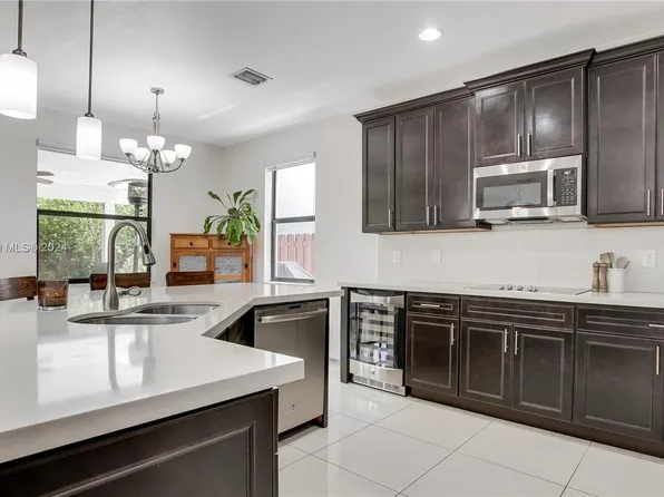 10225 NW 87th Ter, Doral, FL 33178