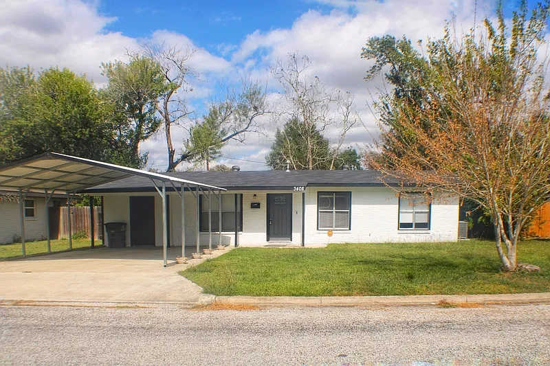 3 bed, 1.0 bath, 1300 sqft, $1,395 — Photo 1