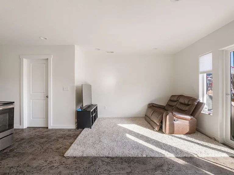 420-522 F St NE — Photo 4