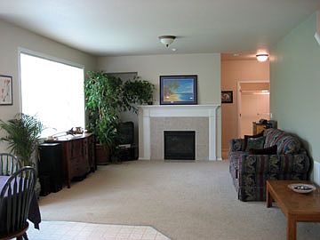 Family Room w/gas fireplace